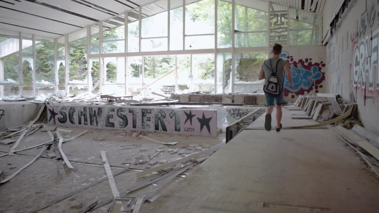 버려진 수영장에서 슬로우 모션으로 달리는 남자