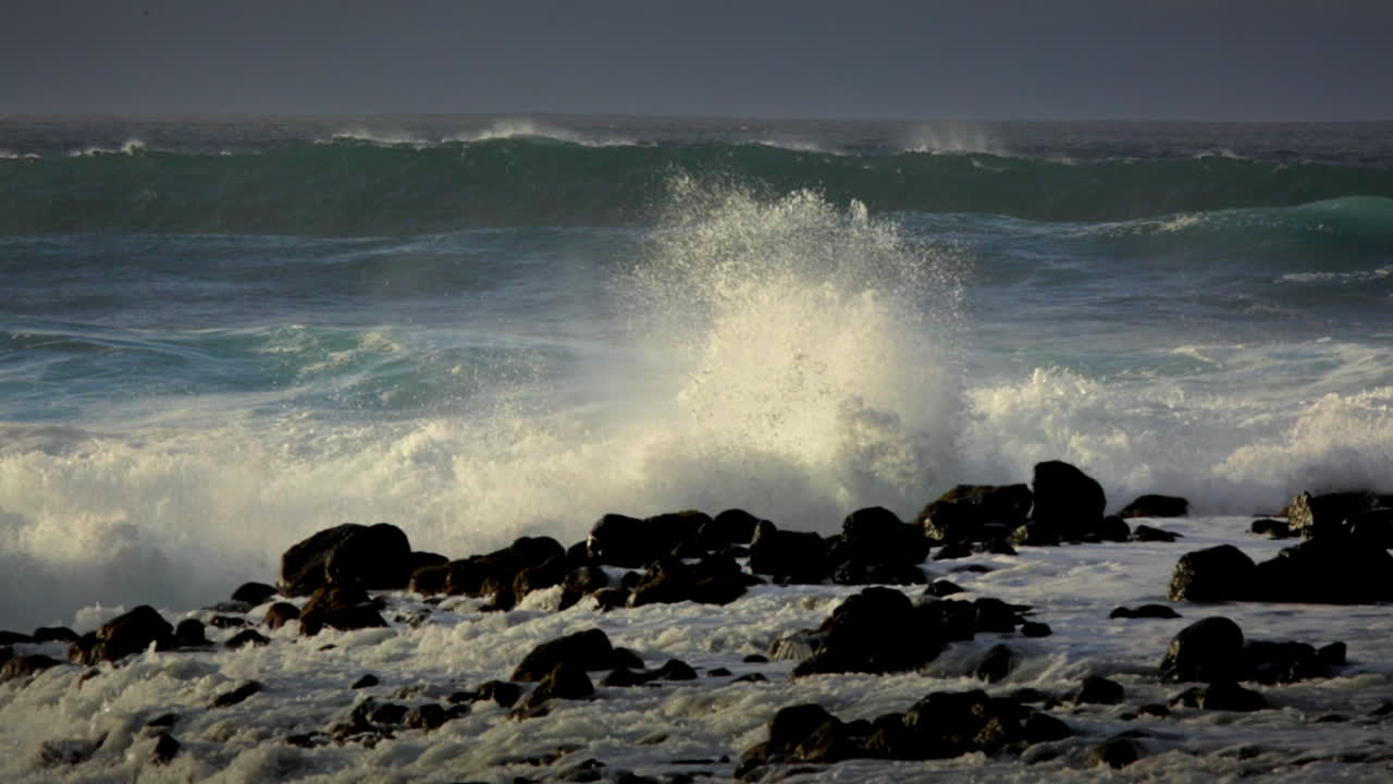 grandes olas llegan a una playa después de una gran tormenta en cámara lenta 1