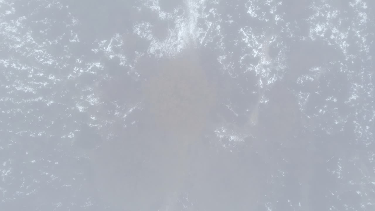 공중에서 내려오는 상단 아래로 가을의 색이 은 나무 꼭대기 잎을 드러내는 모어랜드 풍경은 두꺼운 신비로운 습한 안개 배경과 겨울 장면에 어있는 눈을 통해 볼 수 있습니다.