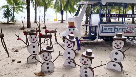 Weihnachtsschneemänner-Stehen-Am-Strand-Unter-Palmen