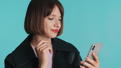 Mujer-Joven-Con-Chaqueta-Negra-Usando-Un-Teléfono-Inteligente