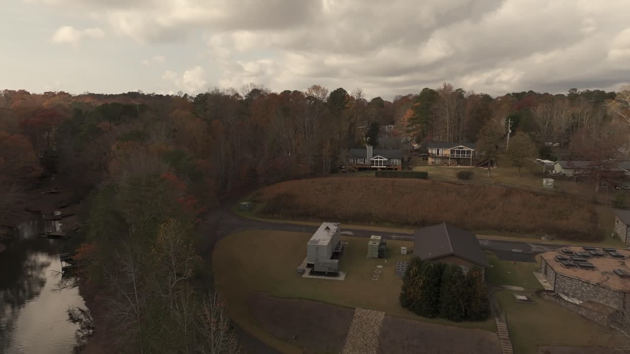 Vista drone di un quartiere vicino al Lago Lanier.
