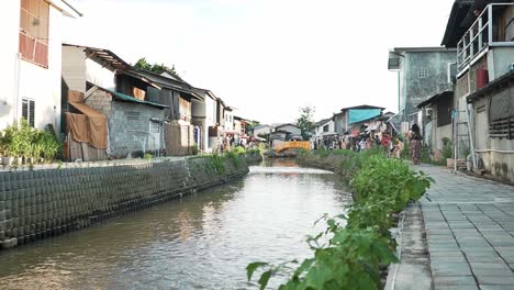 Río-Que-Fluye-A-Través-De-Chiang-Mai,-Tailandia