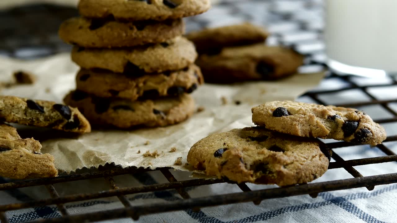 Sjokoladekjeks og glass melk til frokost. 4k nærbilde