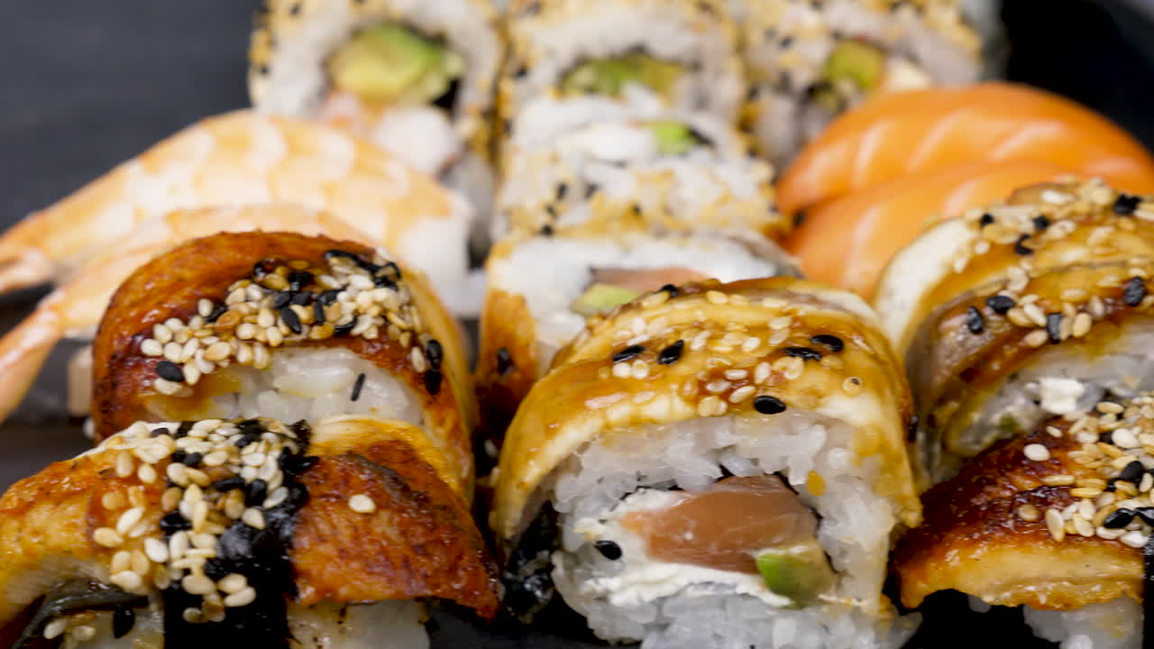 Perinteiset japanilaiset sushirullat mustalla kivilevyllä