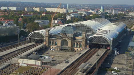 Estación-Central-De-Tren-De-Dresde-En-El-Paisaje-Urbano-De-La-Ciudad