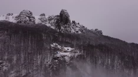 Motel-En-La-Nieve-En-Una-Montaña-En-Invierno