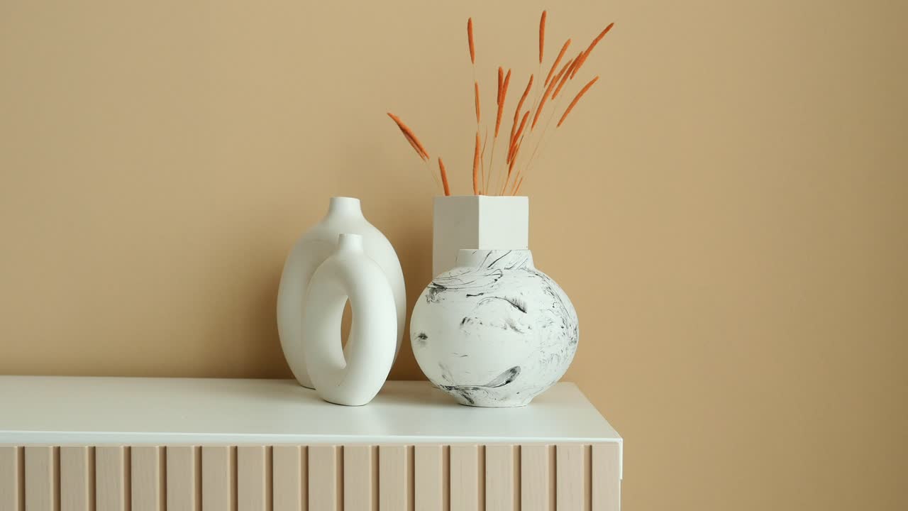 decoración moderna de estilo con jarrones y flores secas