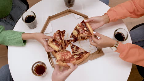 reunión de amigos con comida rápida