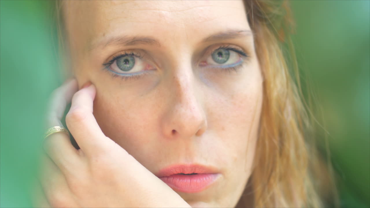 열대 풍경에 파란 눈을 가진 아름다운 소녀