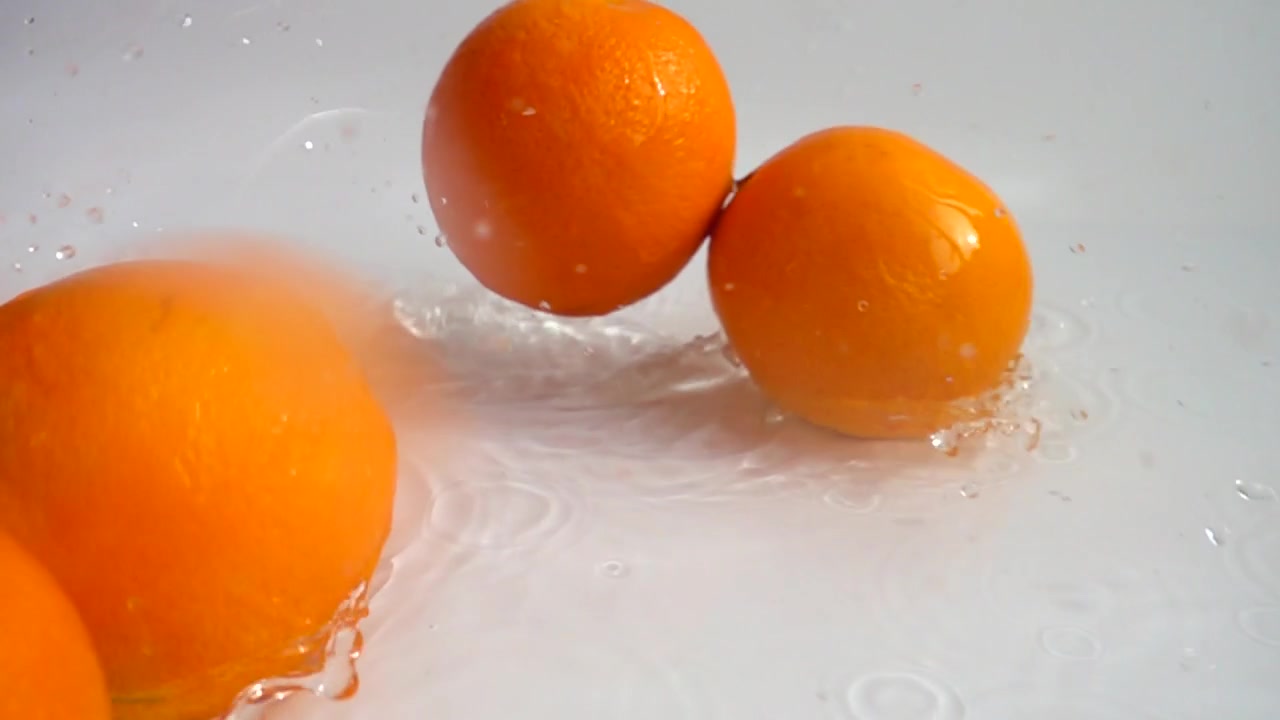 Arance succose e schizzi. Slow motion