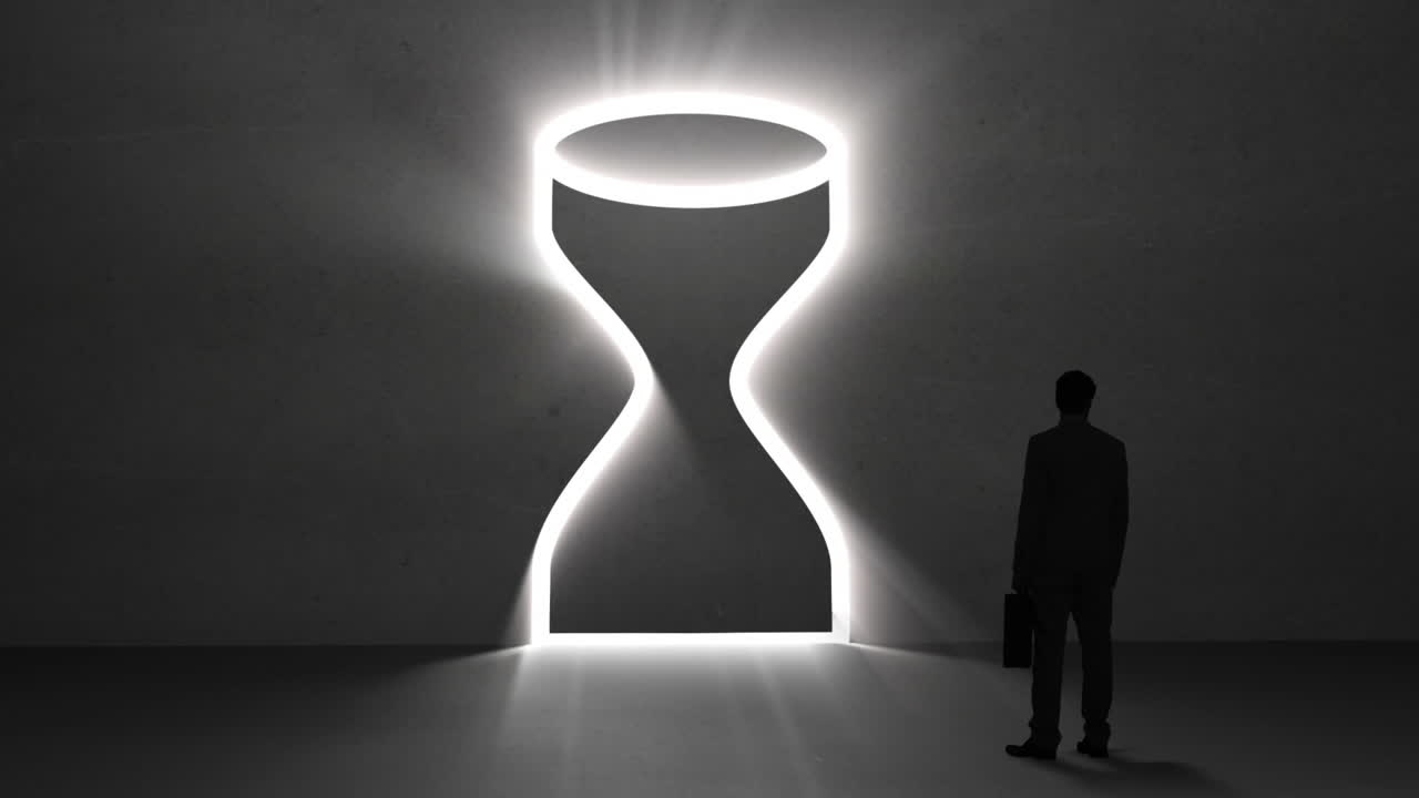 бизнесмен смотрит на гигантский таймер яйца