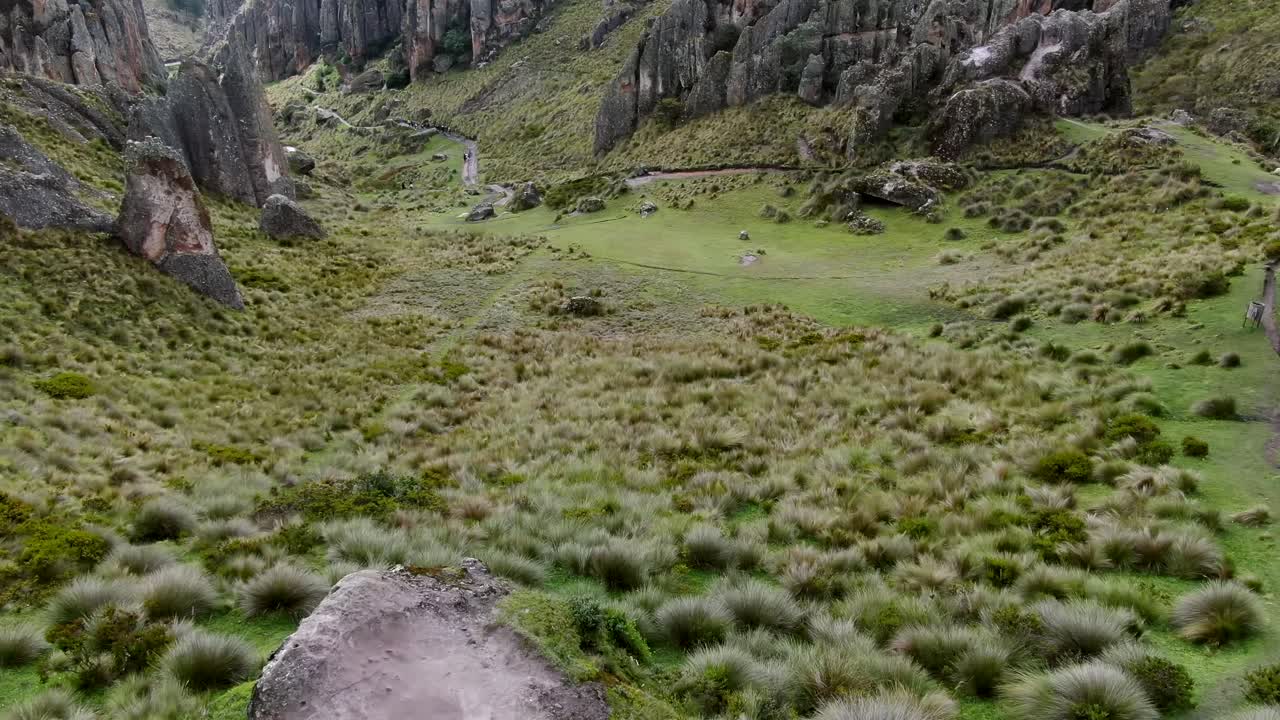 campo verde rodeado de escarpadas formaciones rocosas en cumbemayo en cajamarca, perú