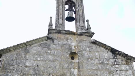 Campana-De-La-Iglesia-De-Santiago-Do-Freixo,-Sarreaus,-España