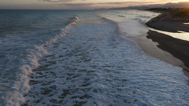 Onde dell'Oceano, Potenza della Natura, si Infrangono sulla Costa all'Ora Blu