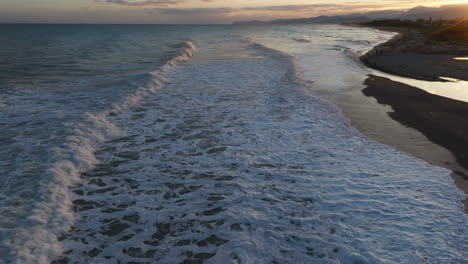 las olas del océano, el poder de la naturaleza, chocan contra la costa en la hora azul.