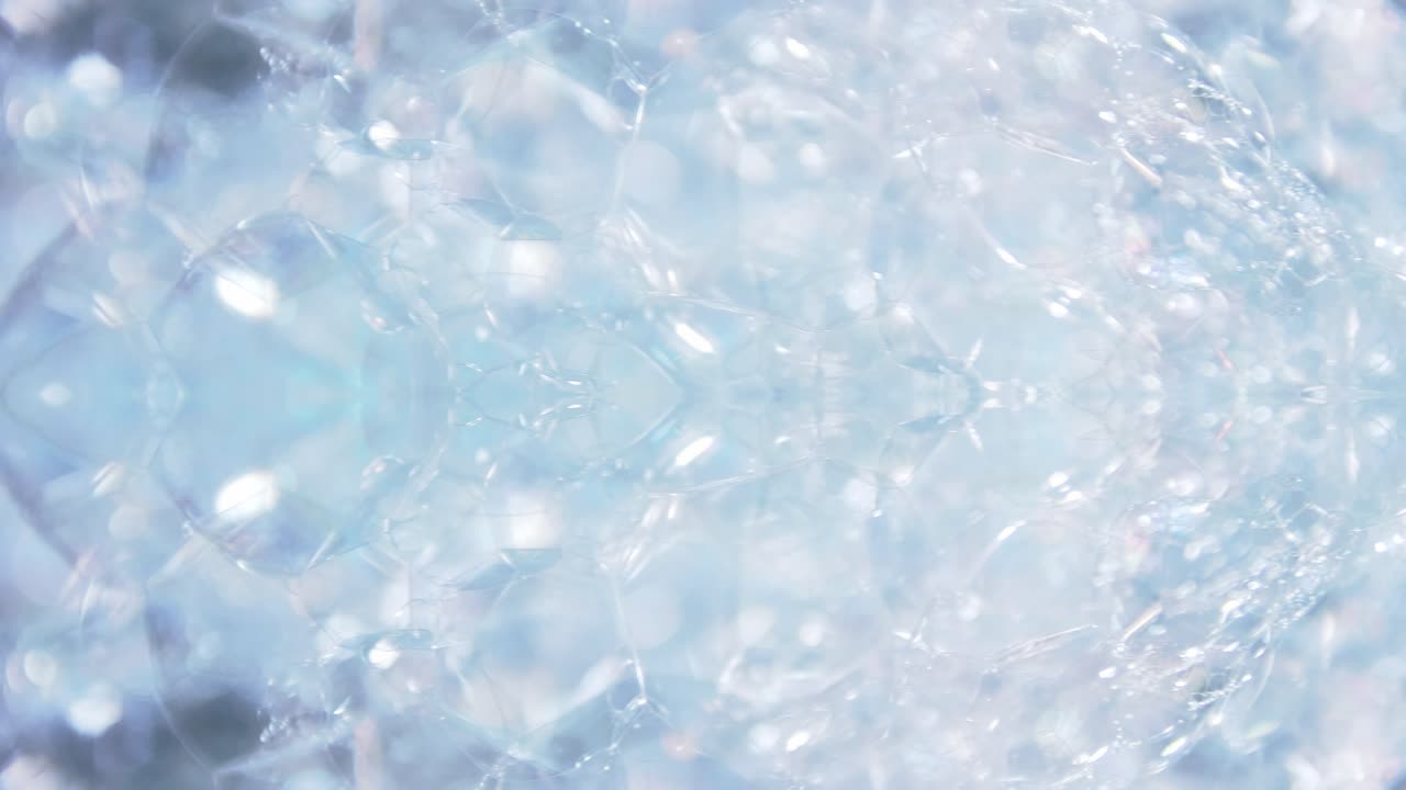 배경 및 디자인을 위해 회전하는 파란색 거품 매크로