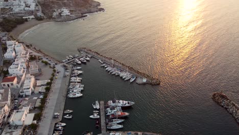 Una-Vista-De-Arriba-Hacia-Abajo-De-La-Encantadora-Ciudad-De-Naoussa-En-Paros,-Grecia