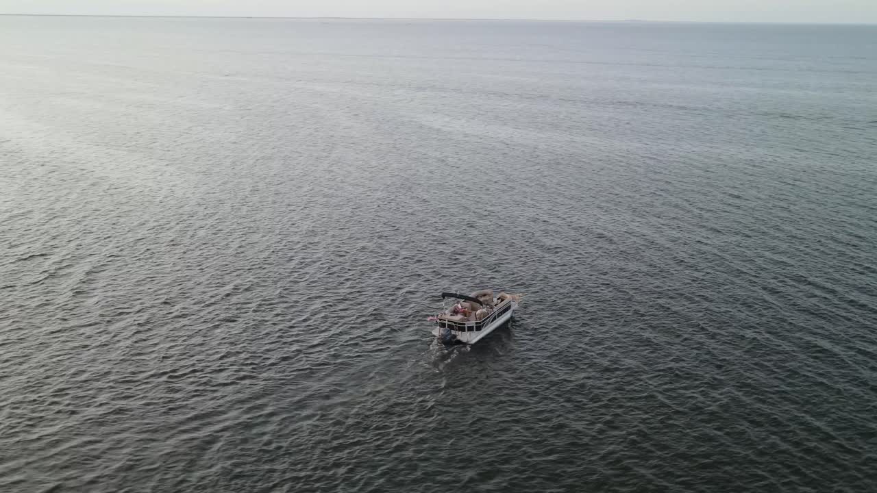 Veduta aerea di motoscafo che naviga sul Lago Pontchartrain vicino a Breakwater Drive in Louisiana, USA