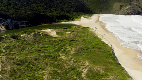 vista de drones de la playa de lagoinha do leste, florianópolis, santa catarina, brasil