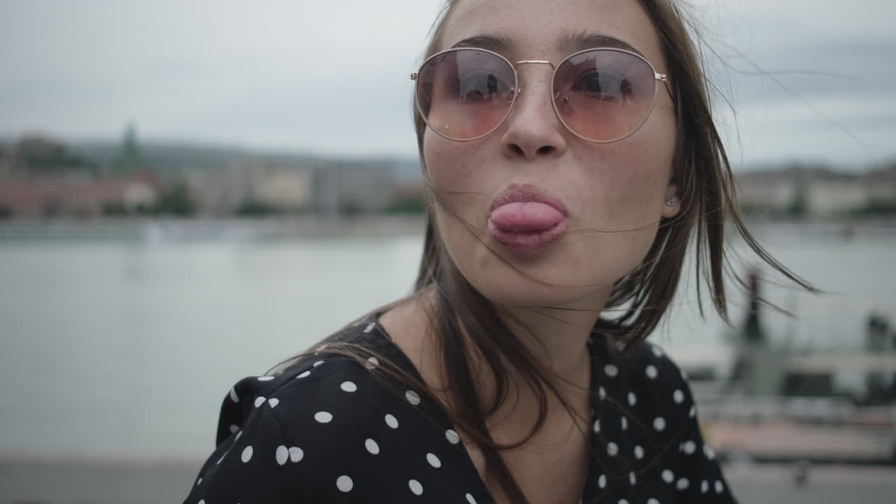 una mujer joven sonriendo en la ciudad.