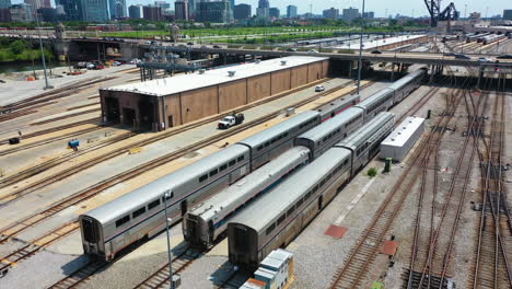 vista aérea de vagones de tren estacionados en el soleado patio de vagones de tren de amtrak chicago
