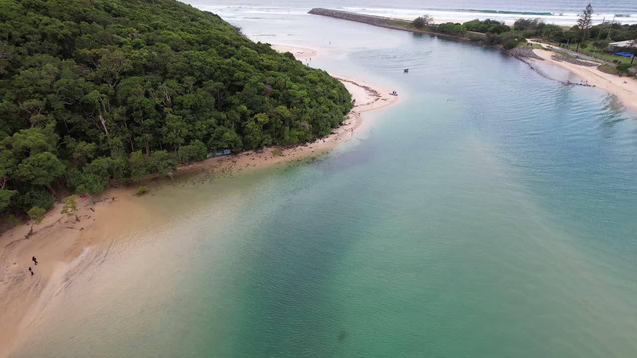 Caldwell Cove Park ed Echo Beach a Burleigh Heads, Gold Coast, Queensland, Australia. Ripresa aerea con drone.