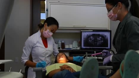 Zahnärztin-Untersucht-Einen-Patienten-Mit-Werkzeugen-4k