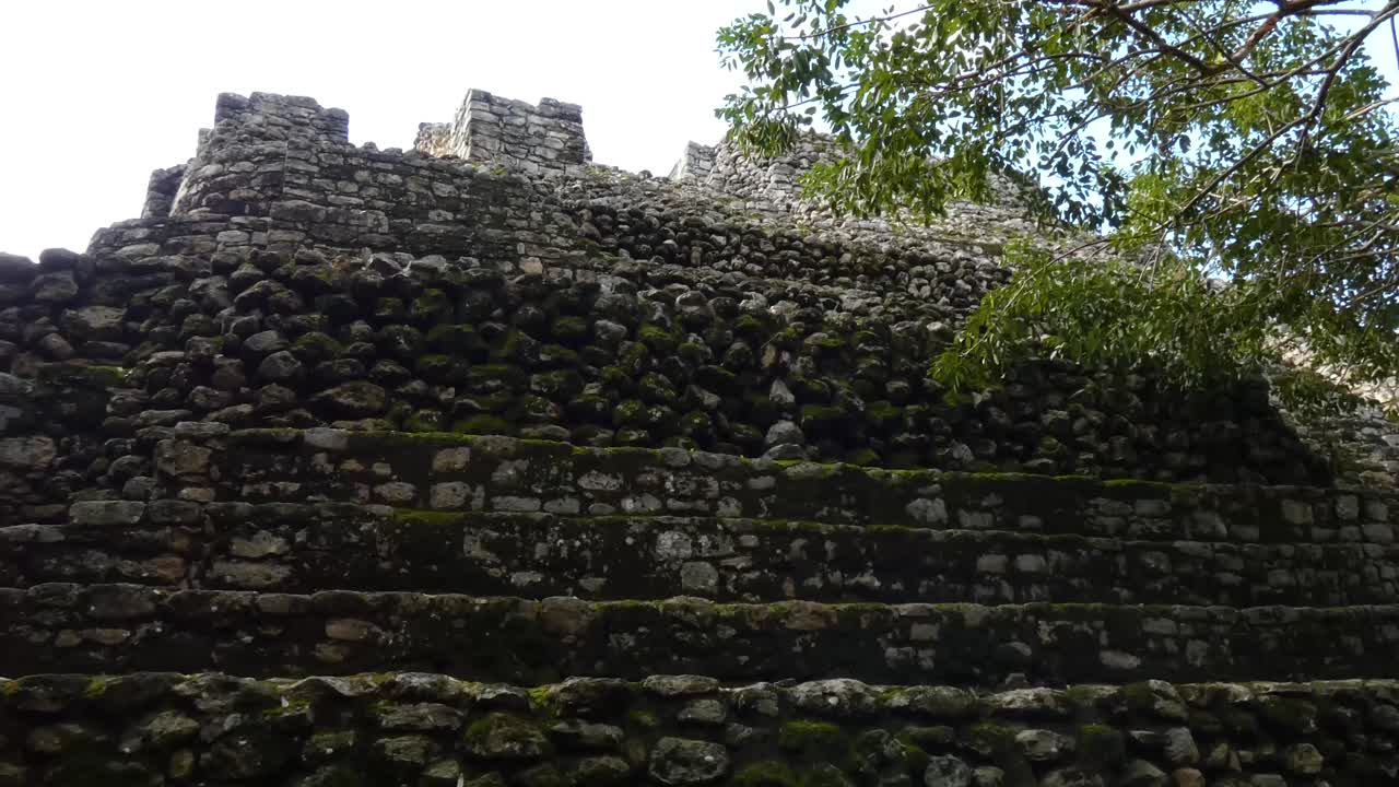 los escalones del templo 24 en chacchoben, sitio arqueológico maya, quintana roo, méxico