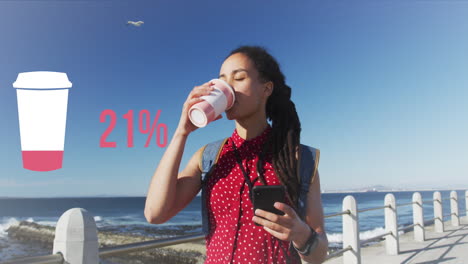 animación de una taza de café con icono de porcentaje sobre una mujer biracial con café caminando por el paseo marítimo