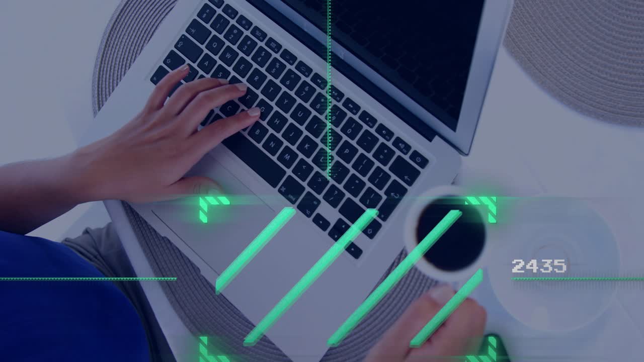 Lavoratore tecnologico che digita per lavoro, attivando un HUD verde sulla tastiera mentre la mano destra si allunga per prendere una tazza