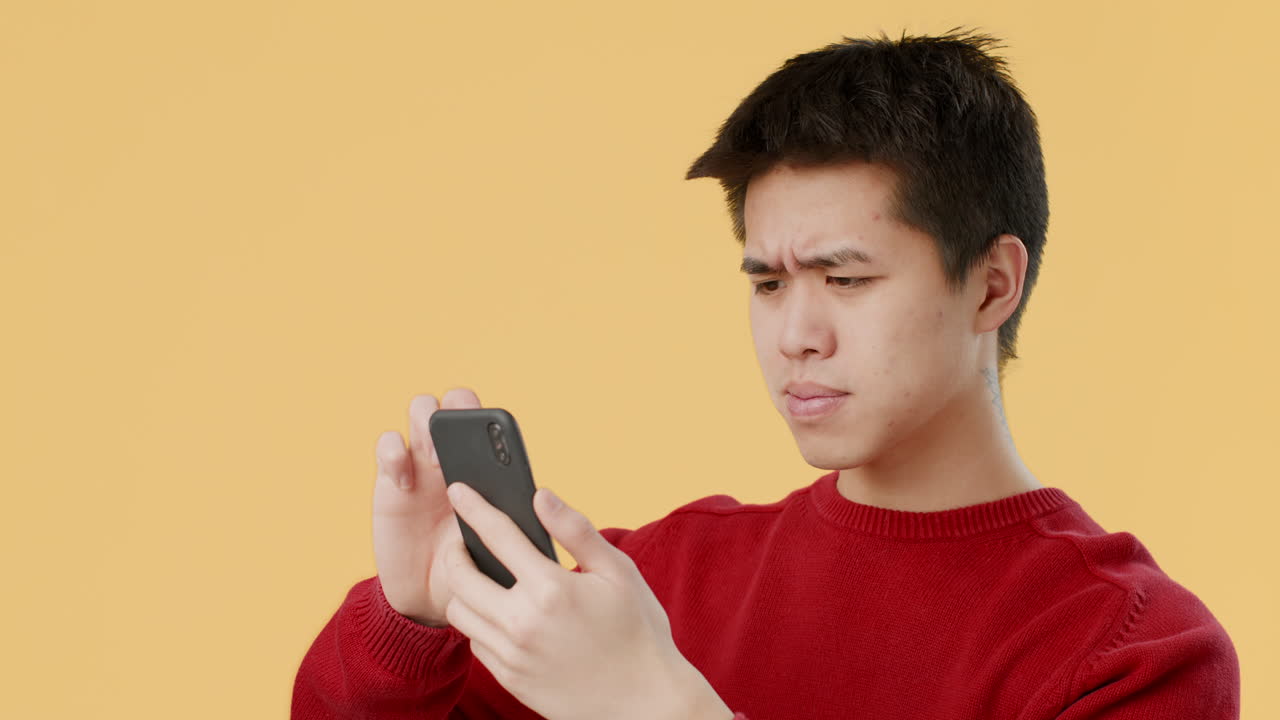 스마트 폰을 사용 하여 젊은 남자