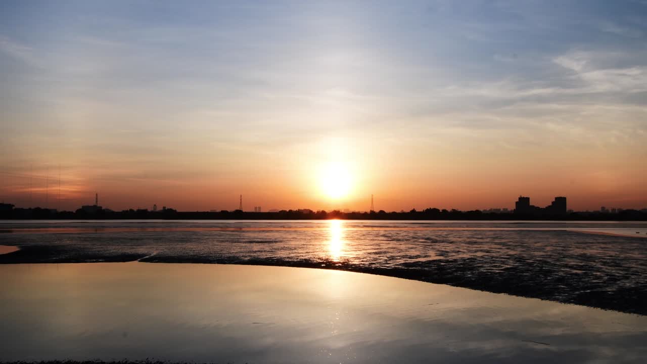 와이드 글 선라이즈 (wide angle sunrise) - 물과 뉴욕을 배경으로 한 4k 해상도 영상.