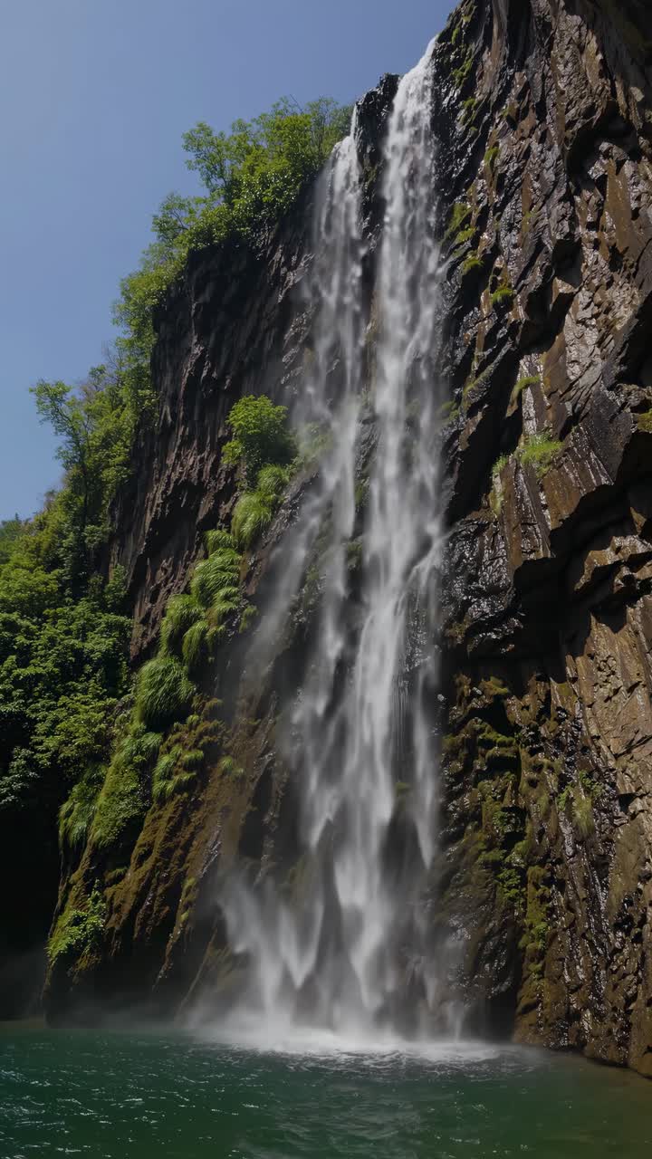 Uno splendido video immortala una cascata che si getta da una scogliera rocciosa
