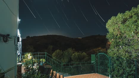 Rastros-De-Luna-Y-Estrellas-Desde-Un-Balcón-Por-La-Noche