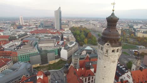 una vista aérea muestra el nuevo ayuntamiento de leipzig, alemania, que se eleva sobre el resto de la ciudad