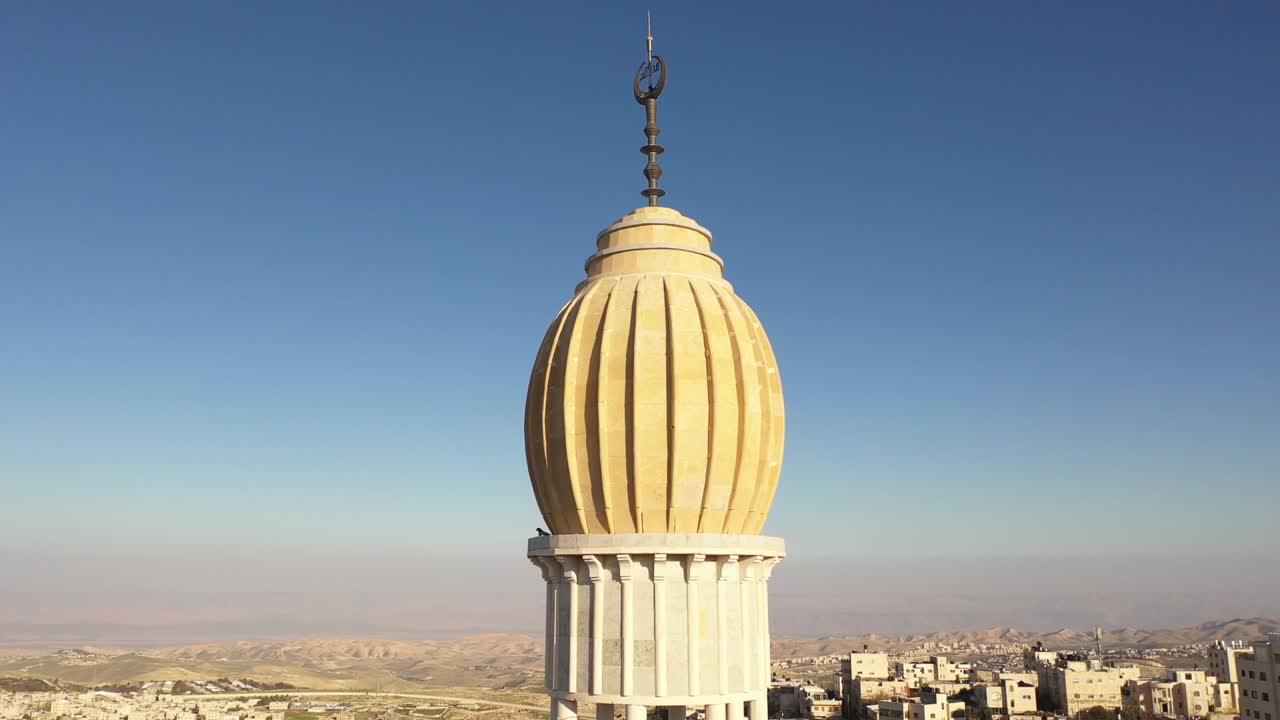 torre de la mezquita en el campamento de refugiados de anata, jerusalén, vista aérea