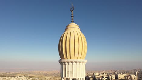 torre de la mezquita en el campamento de refugiados de anata, jerusalén, vista aérea