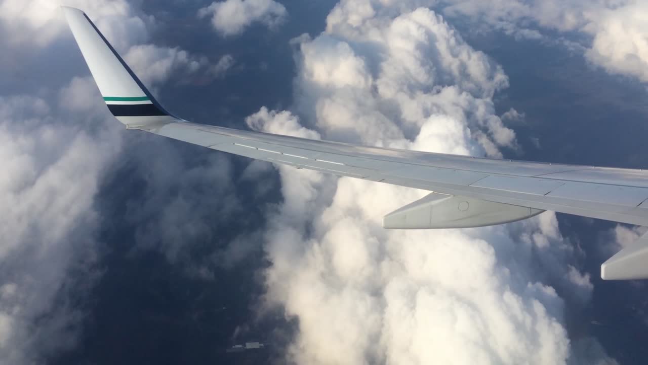 крыло самолета и облака вид сверху