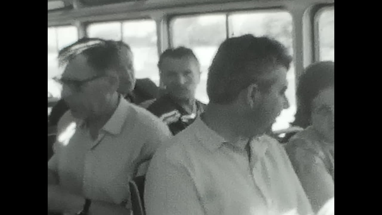 버스에 타는 사람들