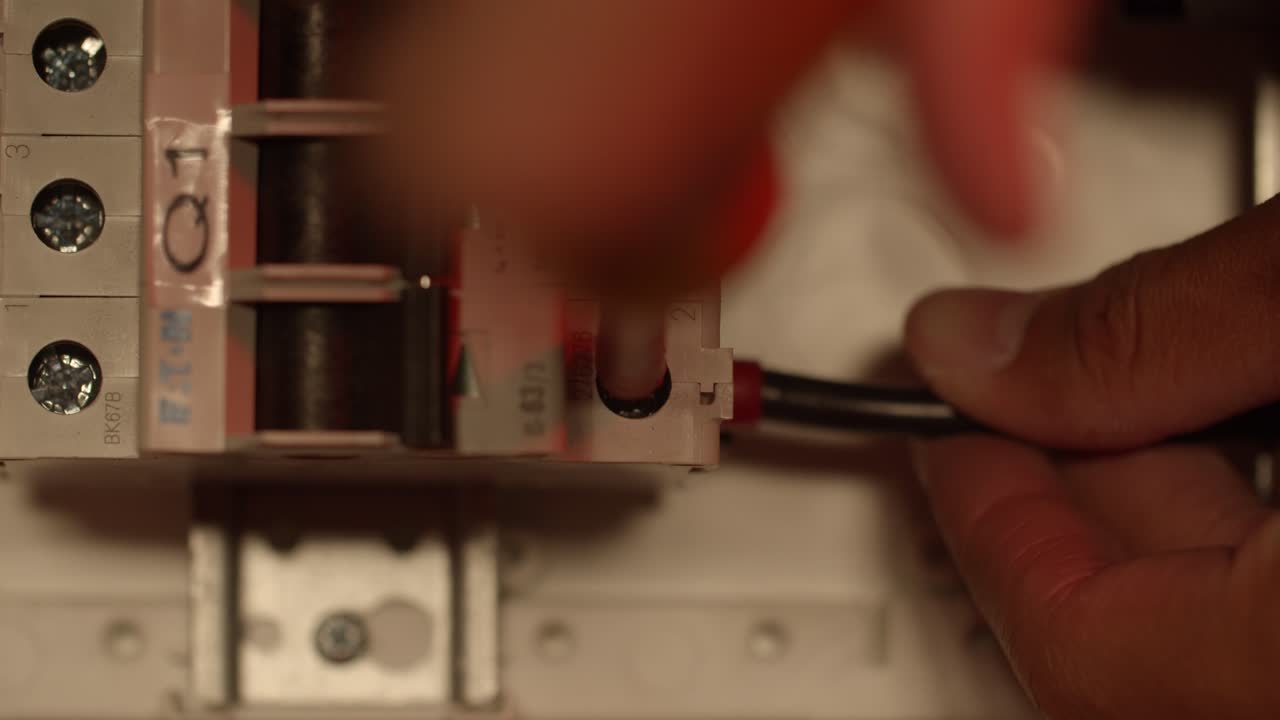 스크루 드라이버로 와이어를 조이는 전기 기사