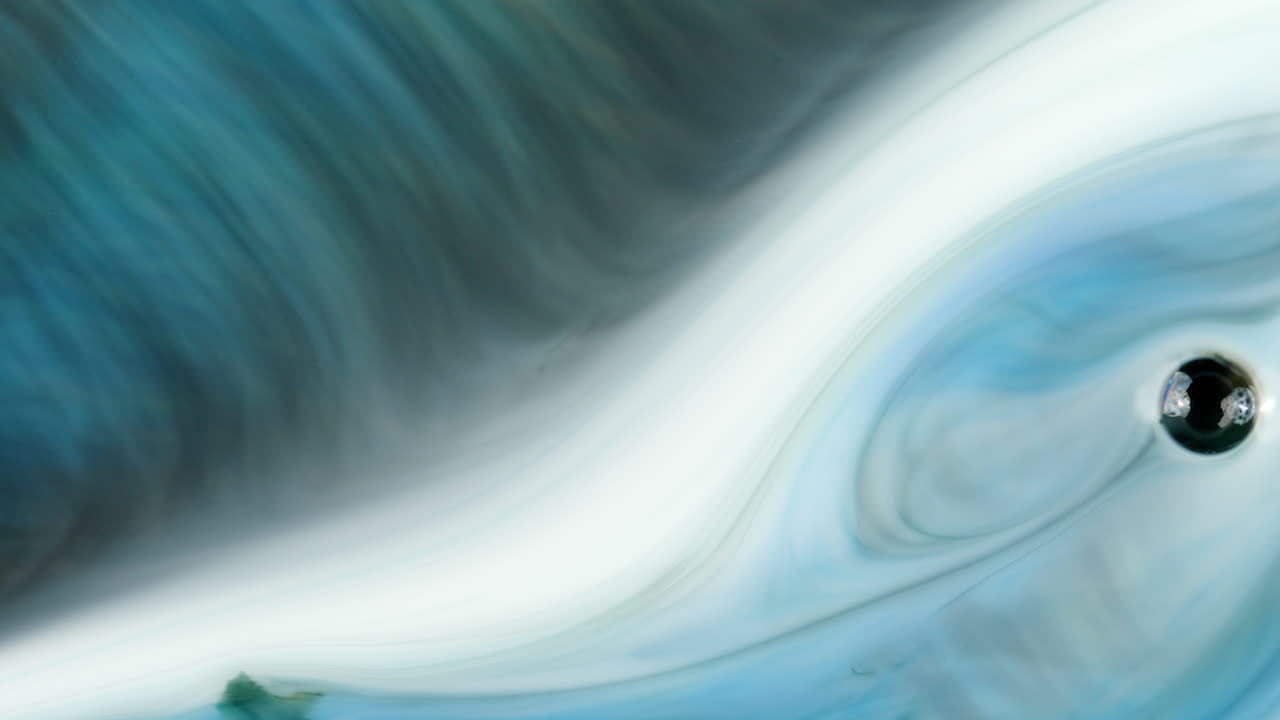 유기 세포 파란색 잉크 패턴과 어두운 초록색 노란색 어리가 은색으로 프레임 밖으로 밀려 나갑니다.