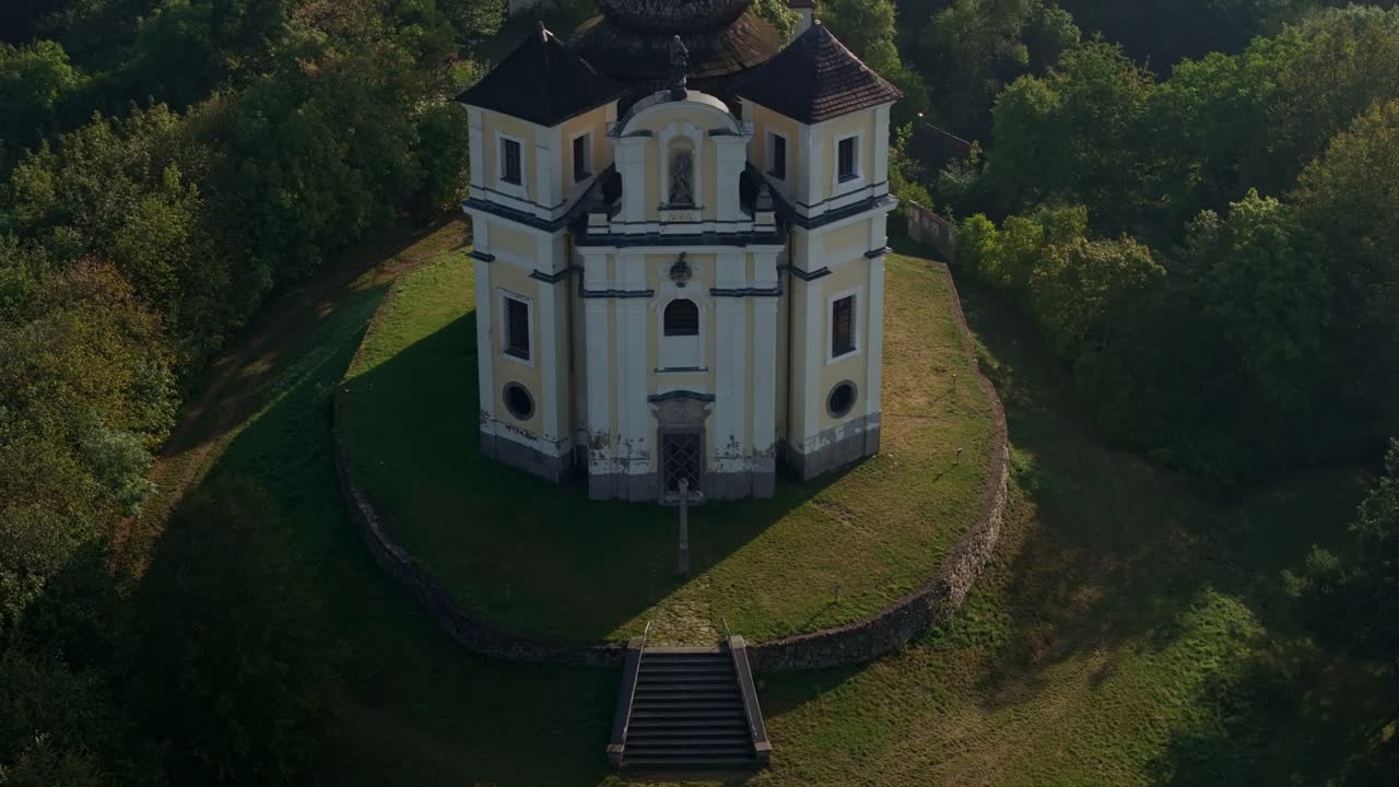 Letecký pohled na Kostel sv. Jana uprostřed klidných lesů a kopců.