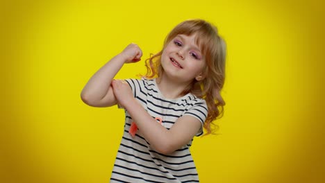 niño pequeño fuerte niña niño mostrando bíceps y sintiendo poder fuerza, energía para ganar el éxito ganar