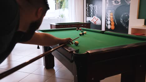 Billard-Gelegenheitsspieler-Schlägt-Den-Weißen-Spielball-Und-Verfehlt-Den-Schuss