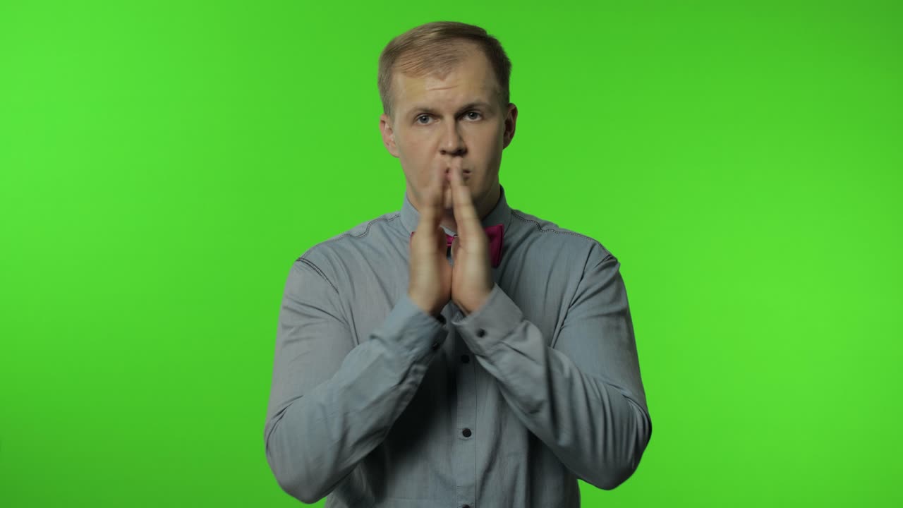 Нет, не хочу на это смотреть. Испуганный расстроенный мужчина закрывает лицо и глаза руками, прячется от страха