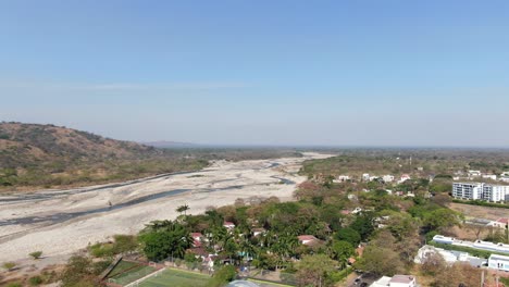 río seco río cravo sur serpenteando a través de las montañas al lado de la ciudad yopal en columbia en un día soleado