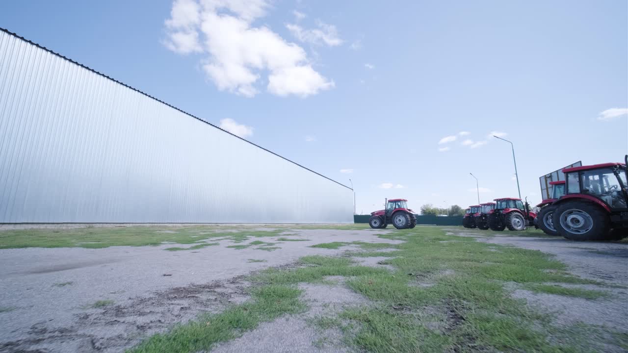 농업 박람회 에서 빨간 바 트랙터