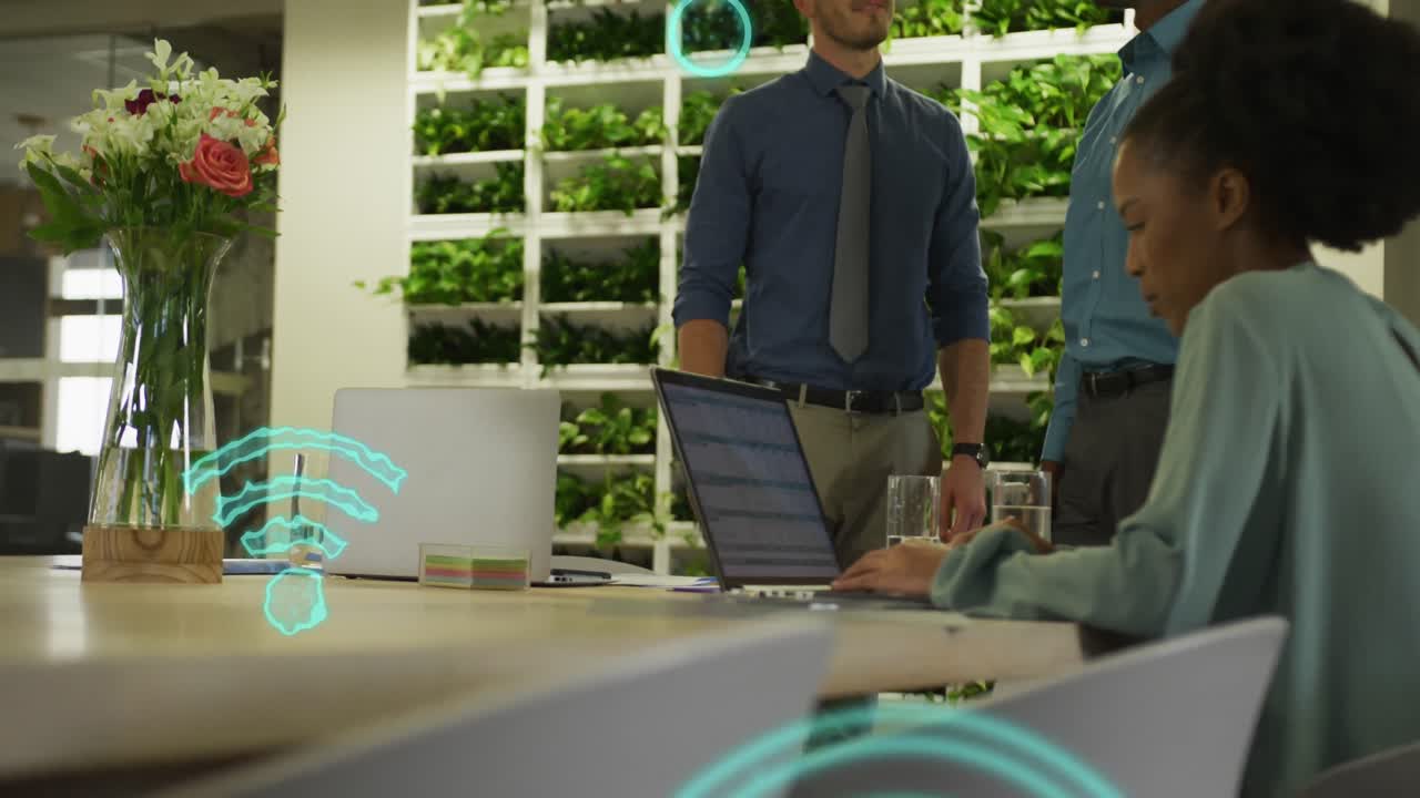 animación de iconos wifi sobre diversas personas de negocios en la oficina