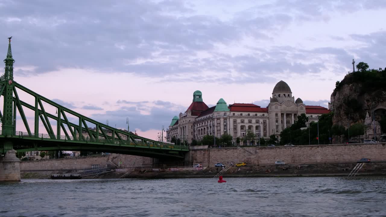 Szabadság híd, Freedin Bridge, Statua della Libertà, Grotta del Monte Gellért e Cappella nella Roccia a Budapest, Ungheria.